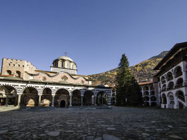 Bulgaristan 'ın Kyustendil Bölgesi, Rila (Rila Manastırı) Ortodoks Manastırı' nın sonbahar manzarası