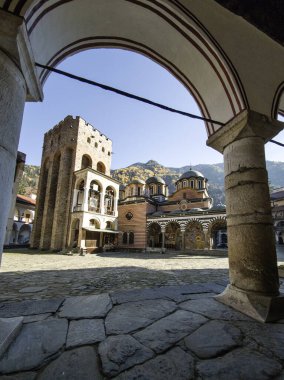 Bulgaristan 'ın Kyustendil Bölgesi, Rila (Rila Manastırı) Ortodoks Manastırı' nın sonbahar manzarası
