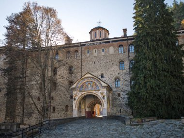 Bulgaristan 'ın Kyustendil Bölgesi, Rila (Rila Manastırı) Ortodoks Manastırı' nın sonbahar manzarası