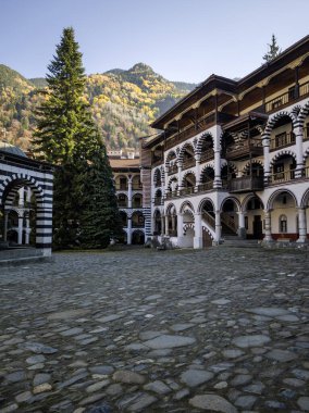 Bulgaristan 'ın Kyustendil Bölgesi, Rila (Rila Manastırı) Ortodoks Manastırı' nın sonbahar manzarası