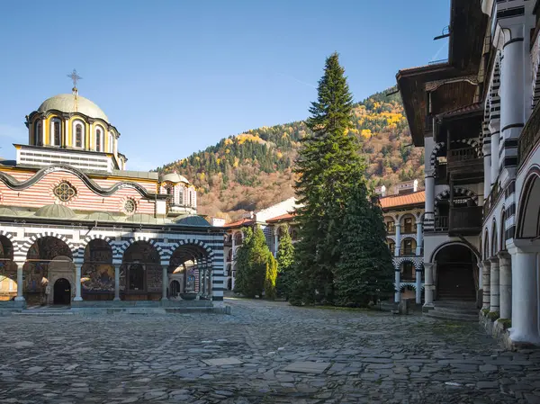Bulgaristan 'ın Kyustendil Bölgesi, Rila (Rila Manastırı) Ortodoks Manastırı' nın sonbahar manzarası