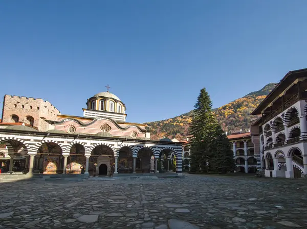 Bulgaristan 'ın Kyustendil Bölgesi, Rila (Rila Manastırı) Ortodoks Manastırı' nın sonbahar manzarası