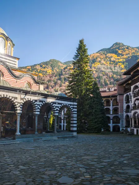 Bulgaristan 'ın Kyustendil Bölgesi, Rila (Rila Manastırı) Ortodoks Manastırı' nın sonbahar manzarası