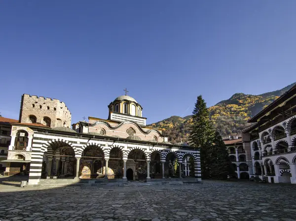 Bulgaristan 'ın Kyustendil Bölgesi, Rila (Rila Manastırı) Ortodoks Manastırı' nın sonbahar manzarası