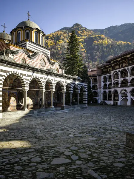 Bulgaristan 'ın Kyustendil Bölgesi, Rila (Rila Manastırı) Ortodoks Manastırı' nın sonbahar manzarası
