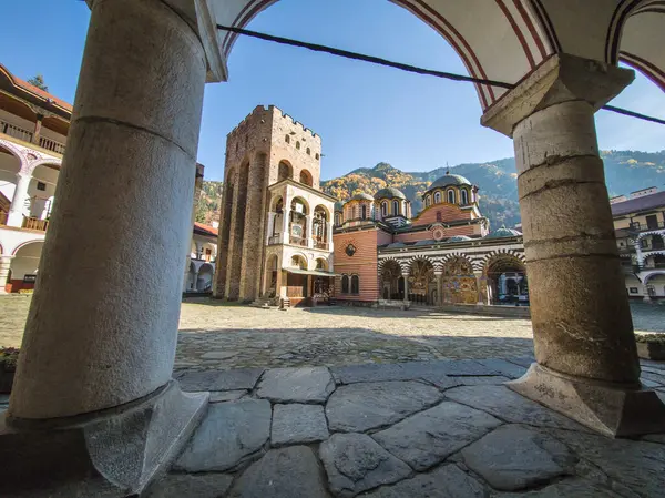 Bulgaristan 'ın Kyustendil Bölgesi, Rila (Rila Manastırı) Ortodoks Manastırı' nın sonbahar manzarası