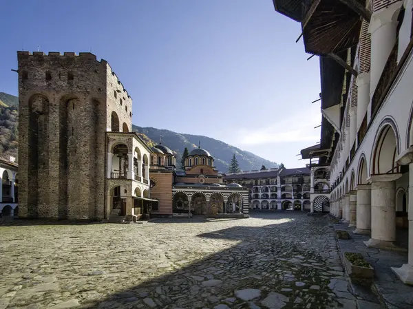 Bulgaristan 'ın Kyustendil Bölgesi, Rila (Rila Manastırı) Ortodoks Manastırı' nın sonbahar manzarası