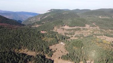 Bulgaristan 'ın Filibe Bölgesi, Rodop Dağları' ndaki Kızıl Duvar Biyosfer rezervinin hava görüntüsü