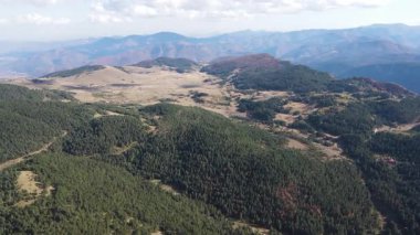 Bulgaristan 'ın Filibe Bölgesi, Rodop Dağları' ndaki Kızıl Duvar Biyosfer rezervinin hava görüntüsü