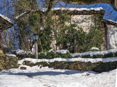 Bulgaristan 'ın Gabrovo bölgesinin Bozhentsi köyünün şaşırtıcı kış manzarası