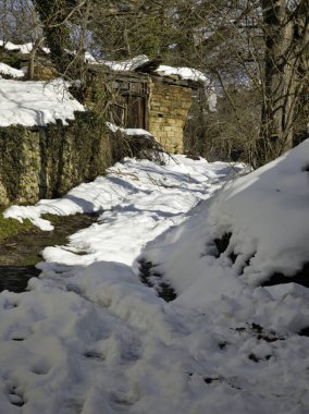Bulgaristan 'ın Gabrovo bölgesinin Bozhentsi köyünün şaşırtıcı kış manzarası
