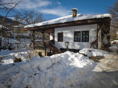 Bulgaristan 'ın Gabrovo bölgesinin Bozhentsi köyünün şaşırtıcı kış manzarası