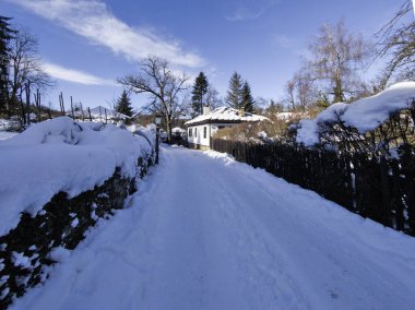Bulgaristan 'ın Gabrovo bölgesinin Bozhentsi köyünün şaşırtıcı kış manzarası