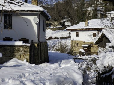 Bulgaristan 'ın Gabrovo bölgesinin Bozhentsi köyünün şaşırtıcı kış manzarası