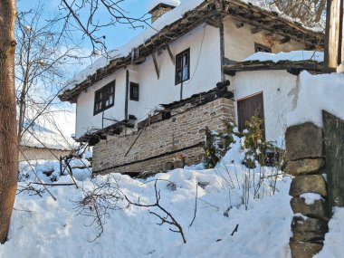 Bulgaristan 'ın Gabrovo bölgesinin Bozhentsi köyünün şaşırtıcı kış manzarası