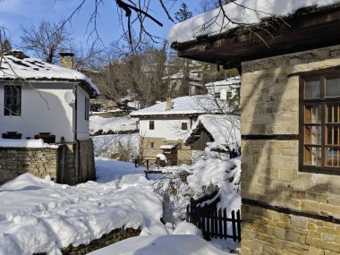 Bulgaristan 'ın Gabrovo bölgesinin Bozhentsi köyünün şaşırtıcı kış manzarası