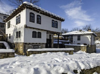 Bulgaristan 'ın Gabrovo bölgesinin Bozhentsi köyünün şaşırtıcı kış manzarası