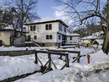 Bulgaristan 'ın Gabrovo bölgesinin Bozhentsi köyünün şaşırtıcı kış manzarası