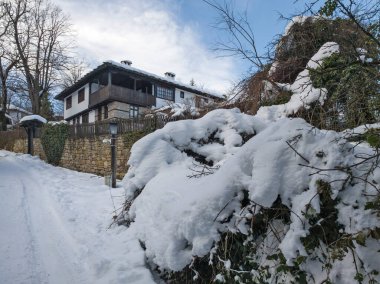 Bulgaristan 'ın Gabrovo bölgesinin Bozhentsi köyünün şaşırtıcı kış manzarası