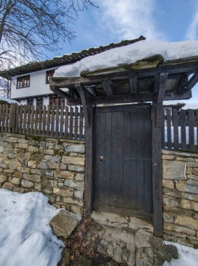 Bulgaristan 'ın Gabrovo bölgesinin Bozhentsi köyünün şaşırtıcı kış manzarası