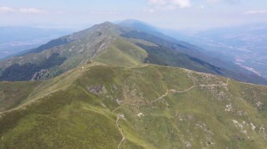 Bulgaristan 'ın Blagoevgrad bölgesindeki Kongur tepesi etrafındaki Belasitsa Dağı' nın havadan yaz manzarası
