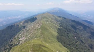 Bulgaristan 'ın Blagoevgrad bölgesindeki Kongur tepesi etrafındaki Belasitsa Dağı' nın havadan yaz manzarası