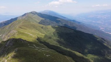 Bulgaristan 'ın Blagoevgrad bölgesindeki Kongur tepesi etrafındaki Belasitsa Dağı' nın havadan yaz manzarası