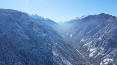 Bulgaristan 'ın Sofya Bölgesi Beli Iskar köyü yakınlarındaki Rila Dağı' nın kış manzarası