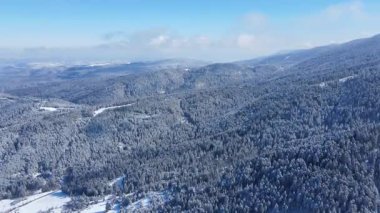 Bulgaristan 'ın Sofya Bölgesi Beli Iskar köyü yakınlarındaki Rila Dağı' nın kış manzarası