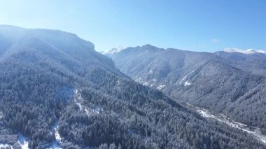 Bulgaristan 'ın Sofya Bölgesi Beli Iskar köyü yakınlarındaki Rila Dağı' nın kış manzarası