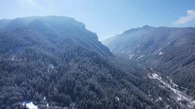 Bulgaristan 'ın Sofya Bölgesi Beli Iskar köyü yakınlarındaki Rila Dağı' nın kış manzarası