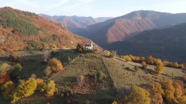 Bulgaristan 'ın Filibe Bölgesi Borovo kasabası yakınlarındaki Rodop dağının şaşırtıcı sonbahar manzarası