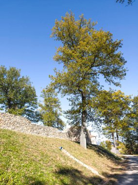 Bulgaristan 'ın başkenti Sofya' nın Belchin kasabası yakınlarındaki Çar Mali mezunu geç dönem Roma yerleşim bölgesinin sonbahar manzarası