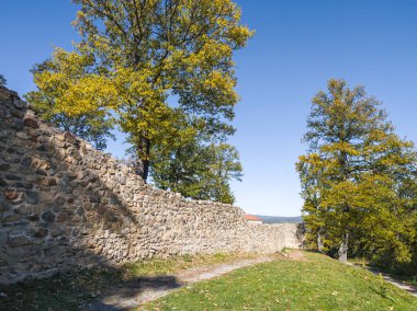 Bulgaristan 'ın başkenti Sofya' nın Belchin kasabası yakınlarındaki Çar Mali mezunu geç dönem Roma yerleşim bölgesinin sonbahar manzarası