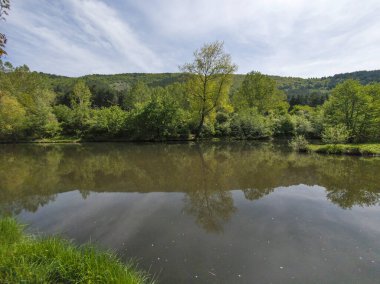 Bulgaristan 'ın başkenti Sofya' nın Pancharevo Gölü yakınlarındaki Iskar Nehri 'nin Bahar Manzarası