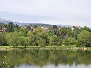Bulgaristan 'ın başkenti Sofya' nın Pancharevo Gölü yakınlarındaki Iskar Nehri 'nin Bahar Manzarası