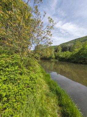 Bulgaristan 'ın başkenti Sofya' nın Pancharevo Gölü yakınlarındaki Iskar Nehri 'nin Bahar Manzarası