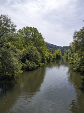 Bulgaristan 'ın başkenti Sofya' nın Pancharevo Gölü yakınlarındaki Iskar Nehri 'nin Bahar Manzarası
