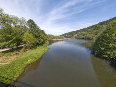 Bulgaristan 'ın başkenti Sofya' nın Pancharevo Gölü yakınlarındaki Iskar Nehri 'nin Bahar Manzarası