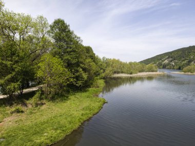 Bulgaristan 'ın başkenti Sofya' nın Pancharevo Gölü yakınlarındaki Iskar Nehri 'nin Bahar Manzarası