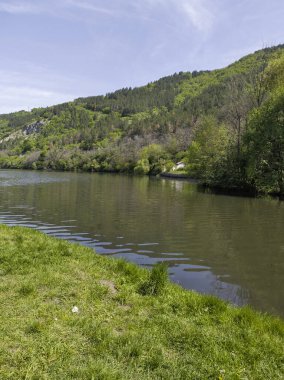 Bulgaristan 'ın başkenti Sofya' nın Pancharevo Gölü yakınlarındaki Iskar Nehri 'nin Bahar Manzarası