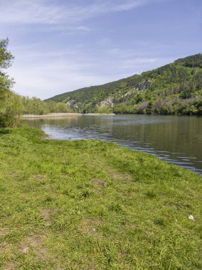 Bulgaristan 'ın başkenti Sofya' nın Pancharevo Gölü yakınlarındaki Iskar Nehri 'nin Bahar Manzarası