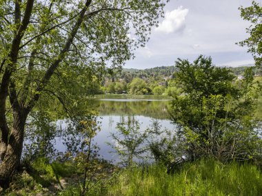 Bulgaristan 'ın başkenti Sofya' nın Pancharevo Gölü yakınlarındaki Iskar Nehri 'nin Bahar Manzarası