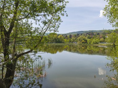 Bulgaristan 'ın başkenti Sofya' nın Pancharevo Gölü yakınlarındaki Iskar Nehri 'nin Bahar Manzarası