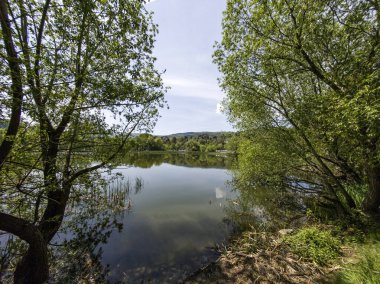 Bulgaristan 'ın başkenti Sofya' nın Pancharevo Gölü yakınlarındaki Iskar Nehri 'nin Bahar Manzarası