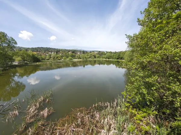 Bulgaristan 'ın başkenti Sofya' nın Pancharevo Gölü yakınlarındaki Iskar Nehri 'nin Bahar Manzarası
