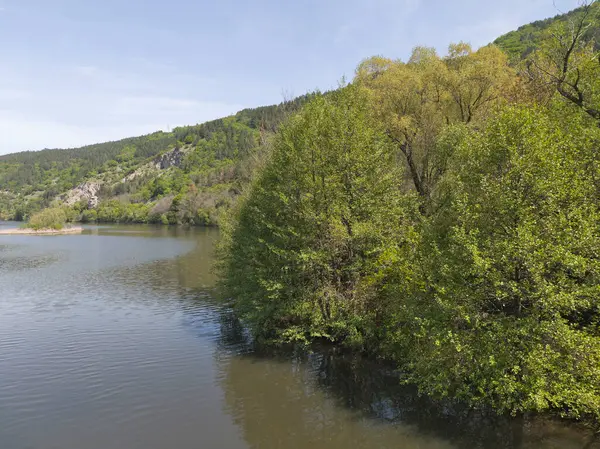 Bulgaristan 'ın başkenti Sofya' nın Pancharevo Gölü yakınlarındaki Iskar Nehri 'nin Bahar Manzarası