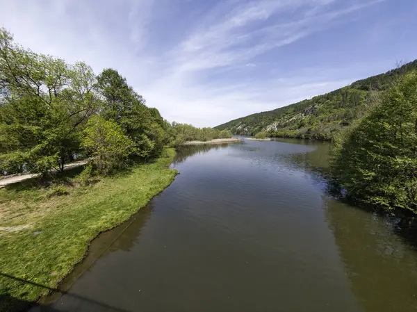 Bulgaristan 'ın başkenti Sofya' nın Pancharevo Gölü yakınlarındaki Iskar Nehri 'nin Bahar Manzarası