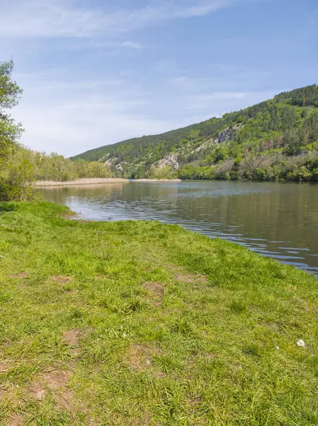 Bulgaristan 'ın başkenti Sofya' nın Pancharevo Gölü yakınlarındaki Iskar Nehri 'nin Bahar Manzarası