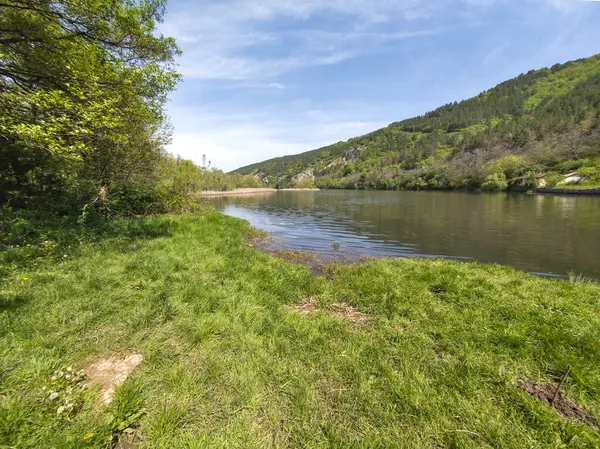 Bulgaristan 'ın başkenti Sofya' nın Pancharevo Gölü yakınlarındaki Iskar Nehri 'nin Bahar Manzarası